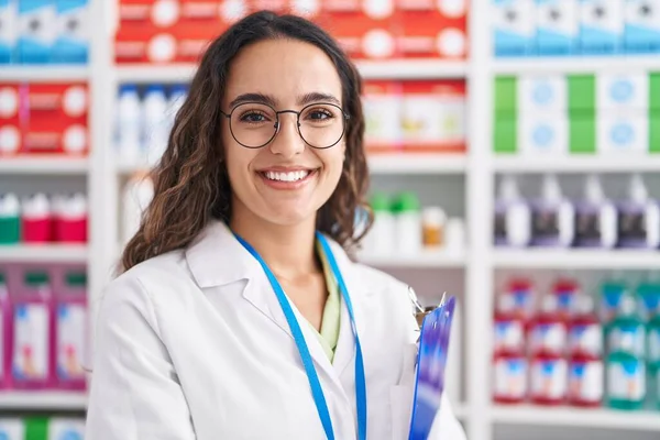 Young Beautiful Hispanic Woman Pharmacist Smiling Confident Holding Clipboard Pharmacy — Fotografia de Stock