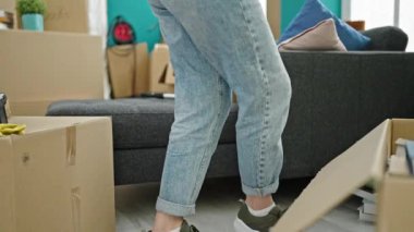 Genç sarışın kadın akıllı telefon kullanıyor. Yeni evinde kahve içiyor.