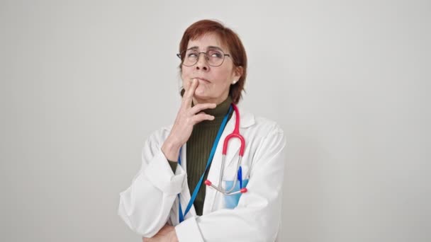 Maduro Hispânico Mulher Médico Com Dúvida Expressão Pensando Sobre Isolado — Vídeo de Stock