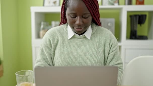 Африканская Женщина Плетеными Волосами Помощью Ноутбука Смотрит Камеру Столовой — стоковое видео