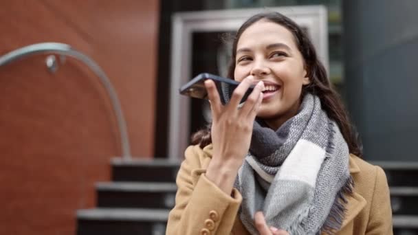 아름답고 거리에서 스마트폰으로 메시지를 보내는 — 비디오