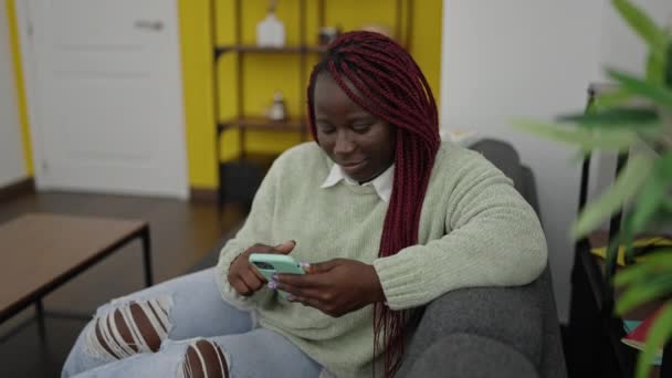 Afrikansk Kvinna Med Flätat Hår Med Smartphone Gör Gest Hemma — Stockvideo
