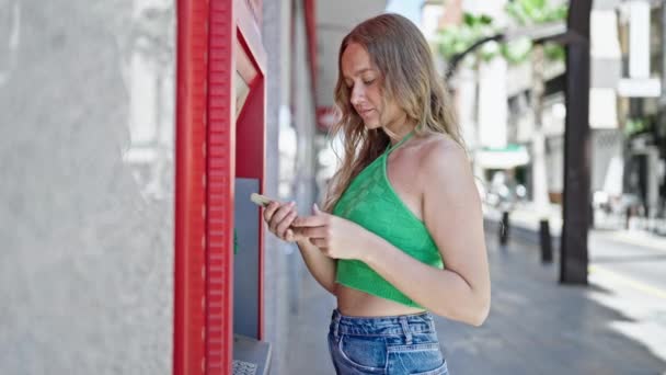 Jonge Blonde Vrouw Met Israel Shekels Bankbiljetten Van Geldautomaat Straat — Stockvideo