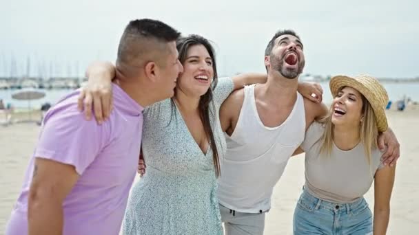 Grupo Personas Abrazándose Sonriendo Playa — Vídeos de Stock