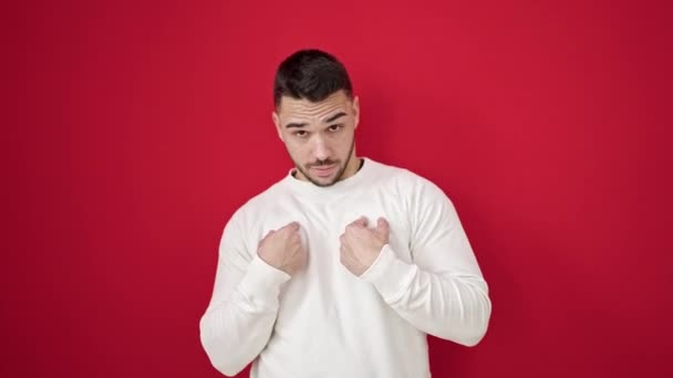 Genç Spanyol Bir Adam Kendini Işaret Ederek Izole Edilmiş Kırmızı — Stok video