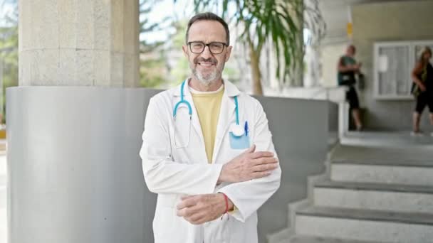 Lekarz Średnim Wieku Uśmiecha Się Pewnie Stojąc Szpitalu — Wideo stockowe