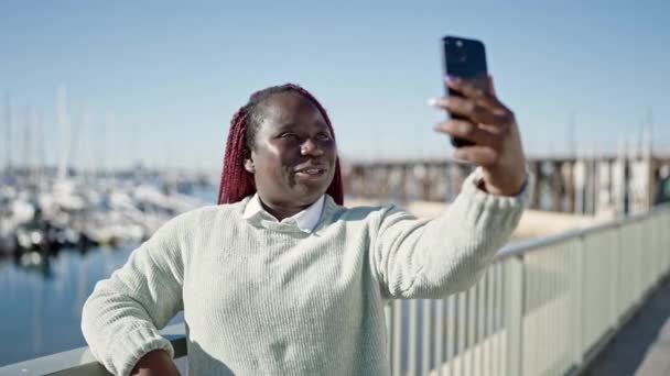 アフリカの女性とともに編組髪撮影自画撮りスマートフォンとともに海辺 — ストック動画