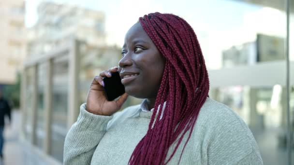Afrikanerin Mit Geflochtenen Haaren Telefoniert Auf Der Straße — Stockvideo