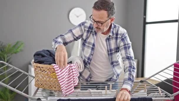 Medelålders Man Hängande Kläder Klädstreck Tvättstuga — Stockvideo