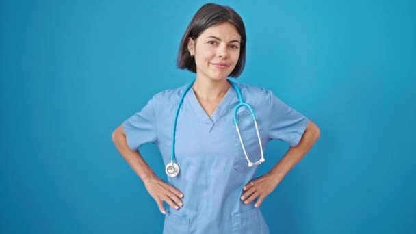 Ung Vacker Latinamerikansk Kvinna Läkare Ler Säker Stående Över Isolerad — Stockvideo