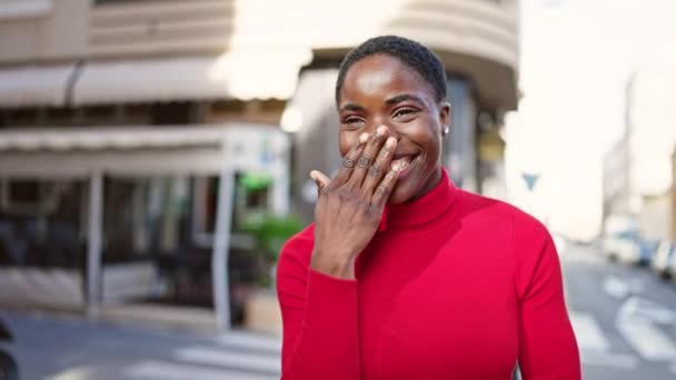 Afroamerykanka Uśmiecha Się Pewnie Stojąc Ulicy — Wideo stockowe