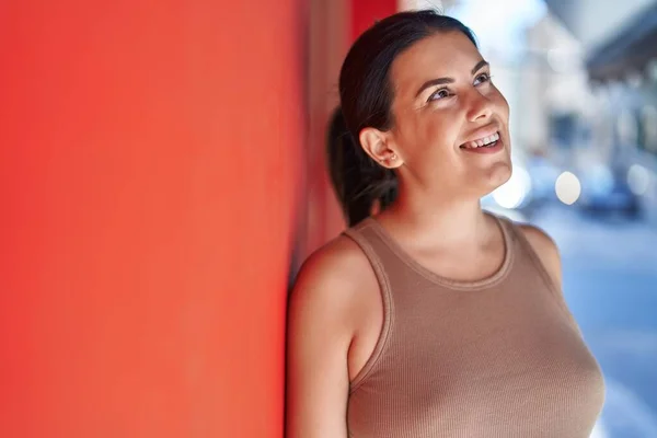 Young Beautiful Hispanic Woman Smiling Confident Looking Side Street — Zdjęcie stockowe