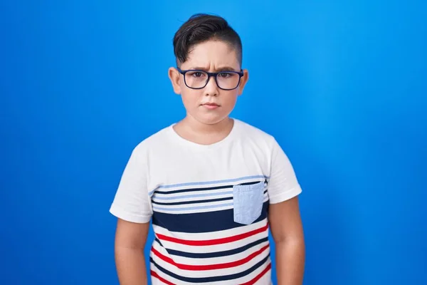 Joven Niño Hispano Pie Sobre Fondo Azul Escéptico Nervioso Frunciendo — Foto de Stock