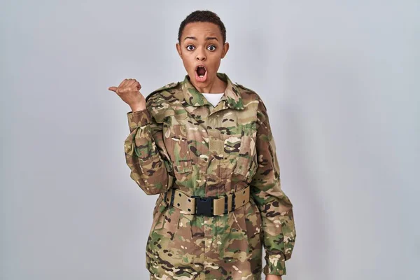 Красивая Африканская Американка Камуфляжной Армейской Униформе Удивлен Показывая Пальцем Сторону — стоковое фото