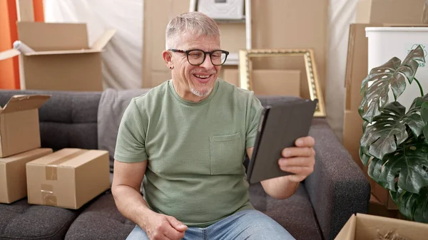 Középkorú Ősz Hajú Férfi Használja Tabletta Kanapén Otthon — Stock Fotó