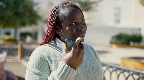 Afrikaanse Vrouw Met Gevlochten Haar Verzenden Voice Message Met Smartphone — Stockfoto