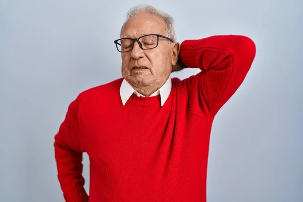 Senior Man Med Grått Hår Stående Över Isolerad Bakgrund Lider — Stockfoto