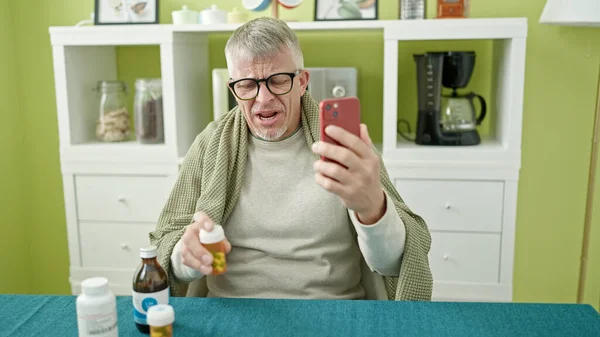 Μεσήλικας Γκριζομάλλης Άντρας Που Χρησιμοποιεί Smartphone Έχοντας Online Ιατρική Γνωμάτευση — Φωτογραφία Αρχείου