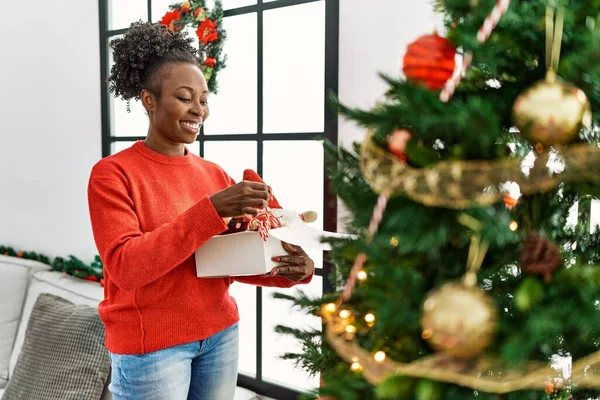 Afroamerikanerin Lächelt Selbstbewusst Weihnachtsbaum Hause Schmücken — Stockfoto