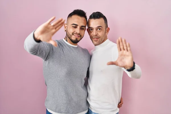 Homoszexuális Pár Áll Rózsaszín Háttér Csinál Keret Segítségével Tenyér Ujjak — Stock Fotó