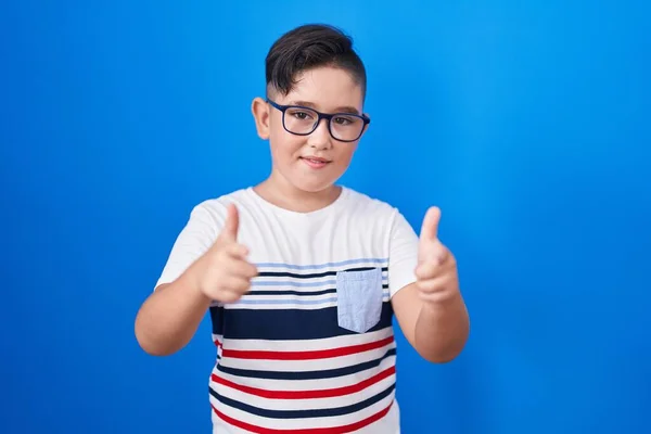 Νεαρό Ισπανόφωνο Παιδί Στέκεται Πάνω Από Μπλε Φόντο Δείχνοντας Δάχτυλα — Φωτογραφία Αρχείου