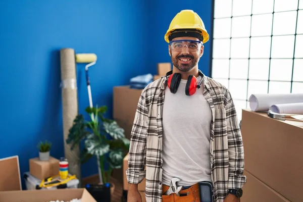 幸せとクールな笑顔で自宅の改装で作業ひげを持つ若いヒスパニック系の男が顔に 運のいい人 — ストック写真