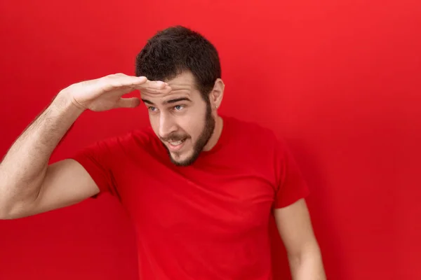 Ung Latinamerikan Man Bär Casual Röd Shirt Mycket Glad Och — Stockfoto