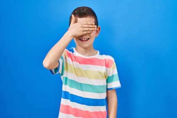 Niño Caucásico Joven Pie Sobre Fondo Azul Sonriendo Riendo Con — Foto de Stock