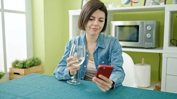 Молода Біла Жінка Використовує Смартфон Вино Вдома — стокове фото