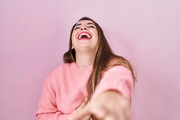 Young Hispanic Woman Standing Pink Background Laughing You Pointing Finger — Stock Photo, Image