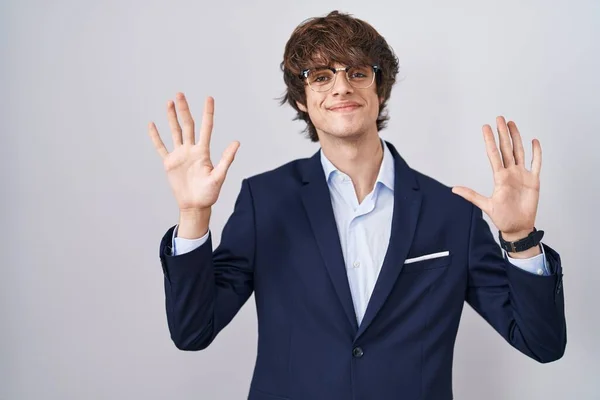 Spanyol Üzletember Szemüveges Tízes Számú Ujjal Mutogat Miközben Magabiztosan Boldogan — Stock Fotó