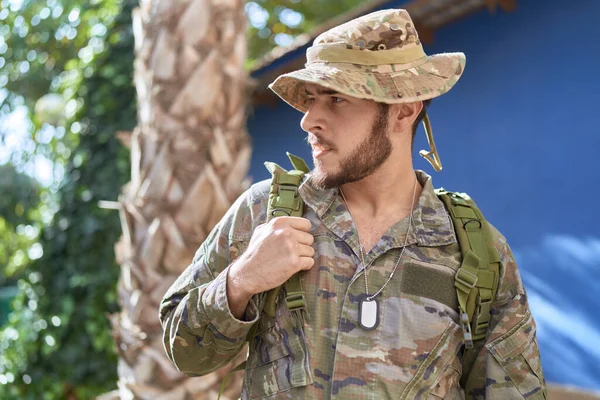 Jeune Homme Hispanique Portant Uniforme Soldat Debout Parc — Photo