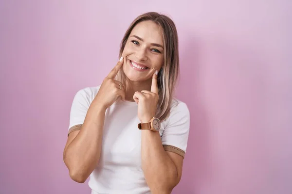 Blonde Caucasian Woman Standing Pink Background Smiling Open Mouth Fingers — Stockfoto