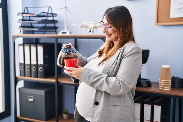 Jonge Zwangere Vrouw Zakenman Drinken Koffie Kantoor — Stockfoto