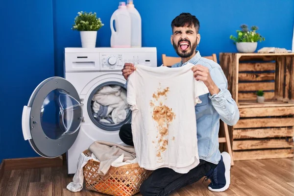 Ung Latinamerikansk Man Med Skägg Håller Ren Vit Skjorta Och — Stockfoto