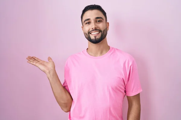 Hispanic Young Man Standing Pink Background Smiling Cheerful Presenting Pointing — Stock Photo, Image