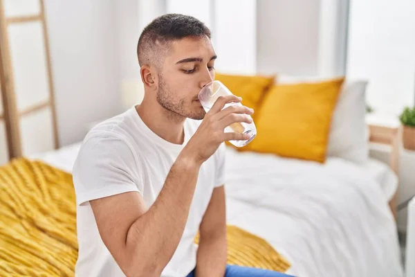 Junger Hispanischer Mann Trinkt Glas Wasser Sitzend Auf Bett Schlafzimmer — Stockfoto