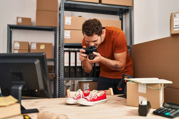 Genç Spanyol Bir Adamı Ofiste Spor Ayakkabılarına Resim Yapıyor — Stok fotoğraf