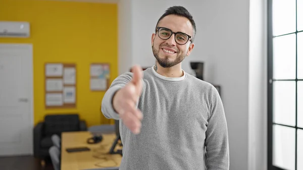 Hombre Hispano Trabajador Negocios Sonriendo Confiado Ofreciendo Apretón Manos Oficina —  Fotos de Stock