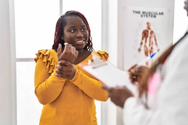 Afroamerikanska Kvinnor Läkare Och Patient Som Har Samråd Kliniken — Stockfoto