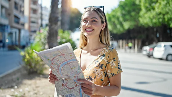 Jovem Loira Mulher Turista Sorrindo Confiante Procurando Mapa Cidade Rua — Fotografia de Stock