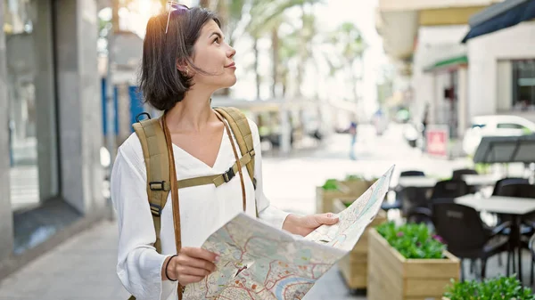 Jovem Bela Mulher Hispânica Turista Sorrindo Confiante Segurando Mapa Cidade — Fotografia de Stock