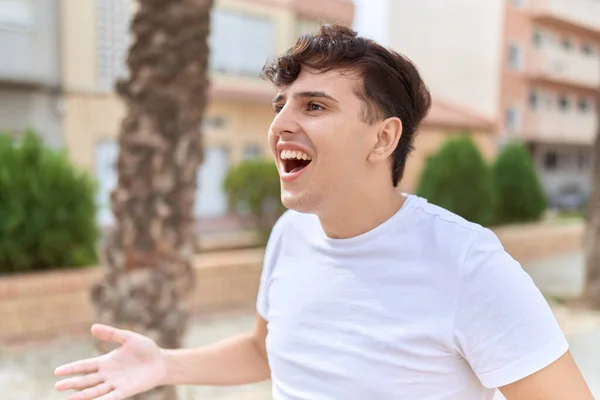 Non Binary Man Standing Surprise Expression Park — Stock Fotó