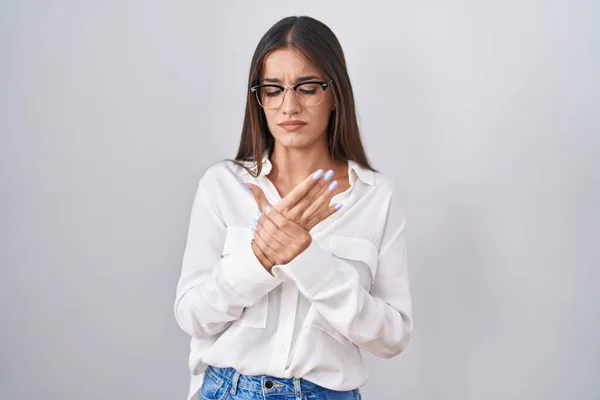 Young Brunette Woman Wearing Glasses Suffering Pain Hands Fingers Arthritis — Stock Photo, Image