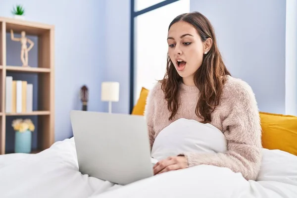 Young Hispanic Woman Using Computer Laptop Bed Scared Amazed Open — Stock Photo, Image