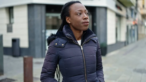 Африканская Женщина Смотрит Сторону Серьезным Выражением Лица Улице — стоковое фото