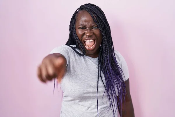 Молодая Африканская Женщина Стоящая Розовом Фоне Указывая Недовольство Разочарование Камере — стоковое фото