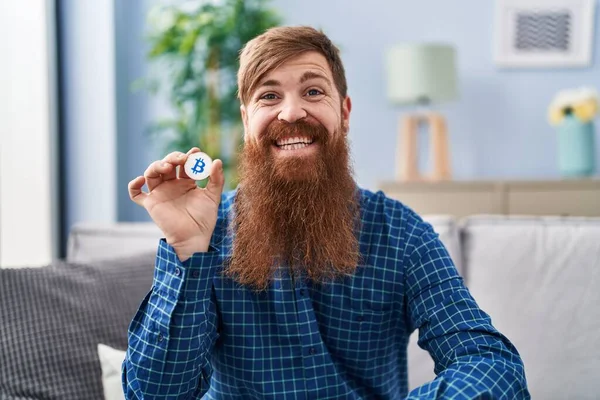 Uomo Caucasico Con Lunga Barba Possesso Valuta Virtuale Bitcoin Aspetto — Foto Stock