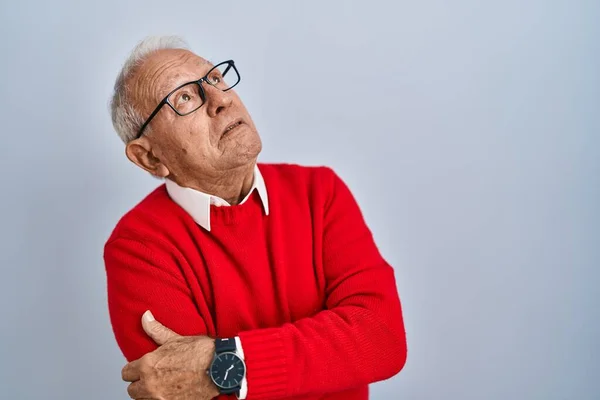 Starszy Mężczyzna Siwymi Włosami Stojący Nad Odosobnionym Tłem Spoglądający Bok — Zdjęcie stockowe