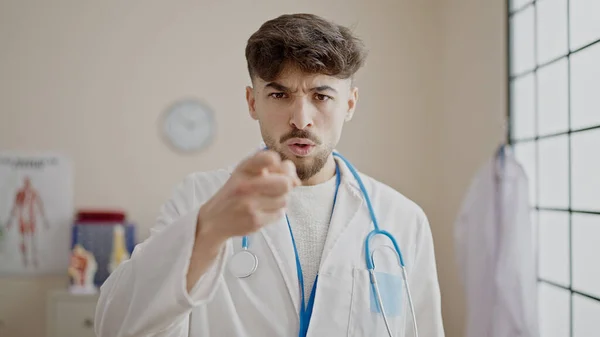 Mladý Arabský Lékař Stojící Rozzlobeným Výrazem Ukazujícím Prstem Kameru Klinice — Stock fotografie